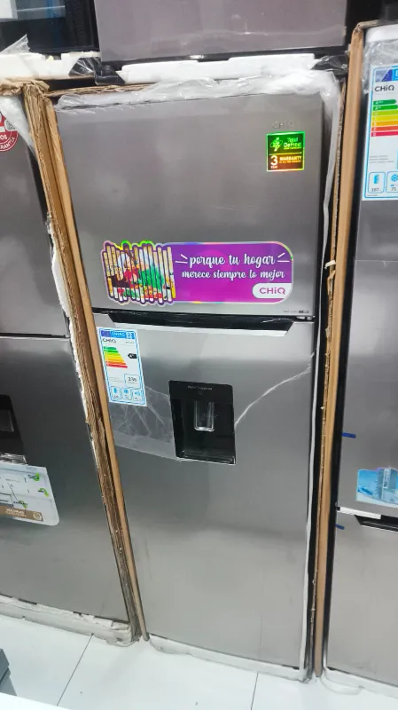 Heladera CHiQ 262L de acero inoxidable y dispenser de agua - frízer superior