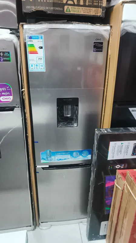 Heladera CHiQ 262L con acabado de acero inoxidable y dispenser de agua integrado en la puerta